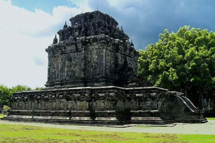 Mendut Temple, the oldest Buddhist temple in Magelang